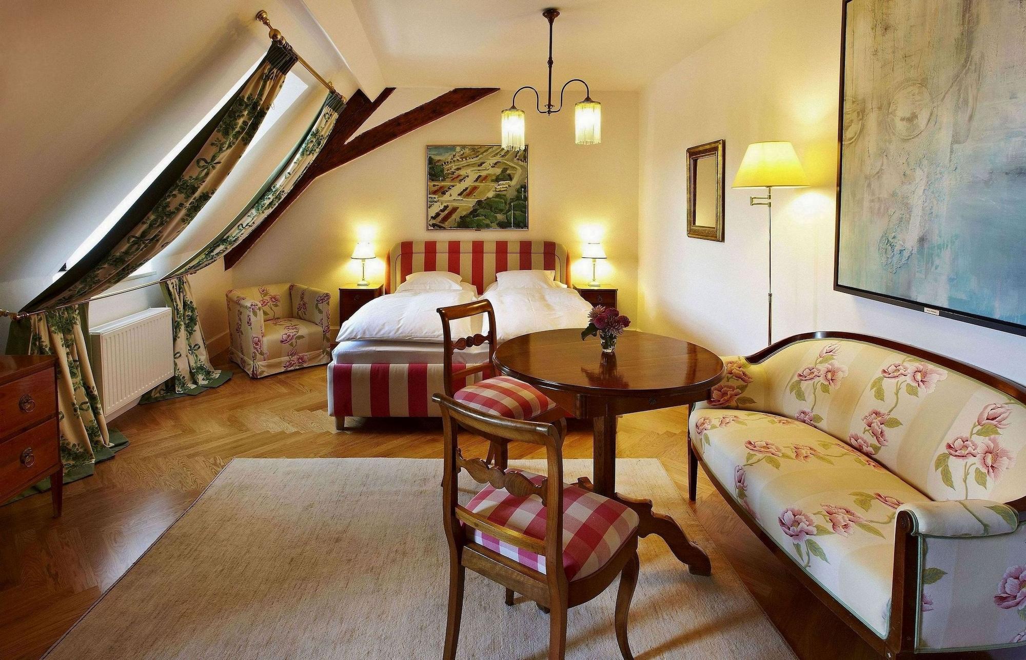 Schlossberghotel Γκρατς Εξωτερικό φωτογραφία A room at the Hotel Axelmannstein