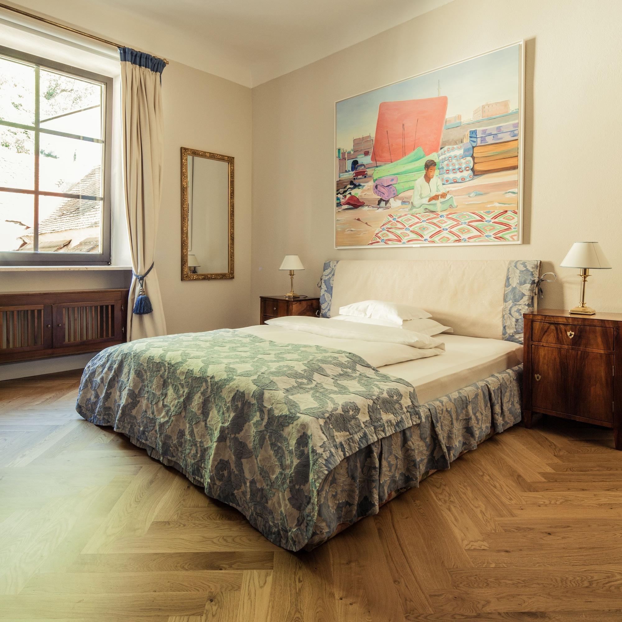 Schlossberghotel Γκρατς Εξωτερικό φωτογραφία A bed with a bed skirt