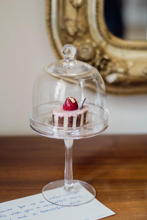 Schlossberghotel Γκρατς Εξωτερικό φωτογραφία A cake stand with a cake