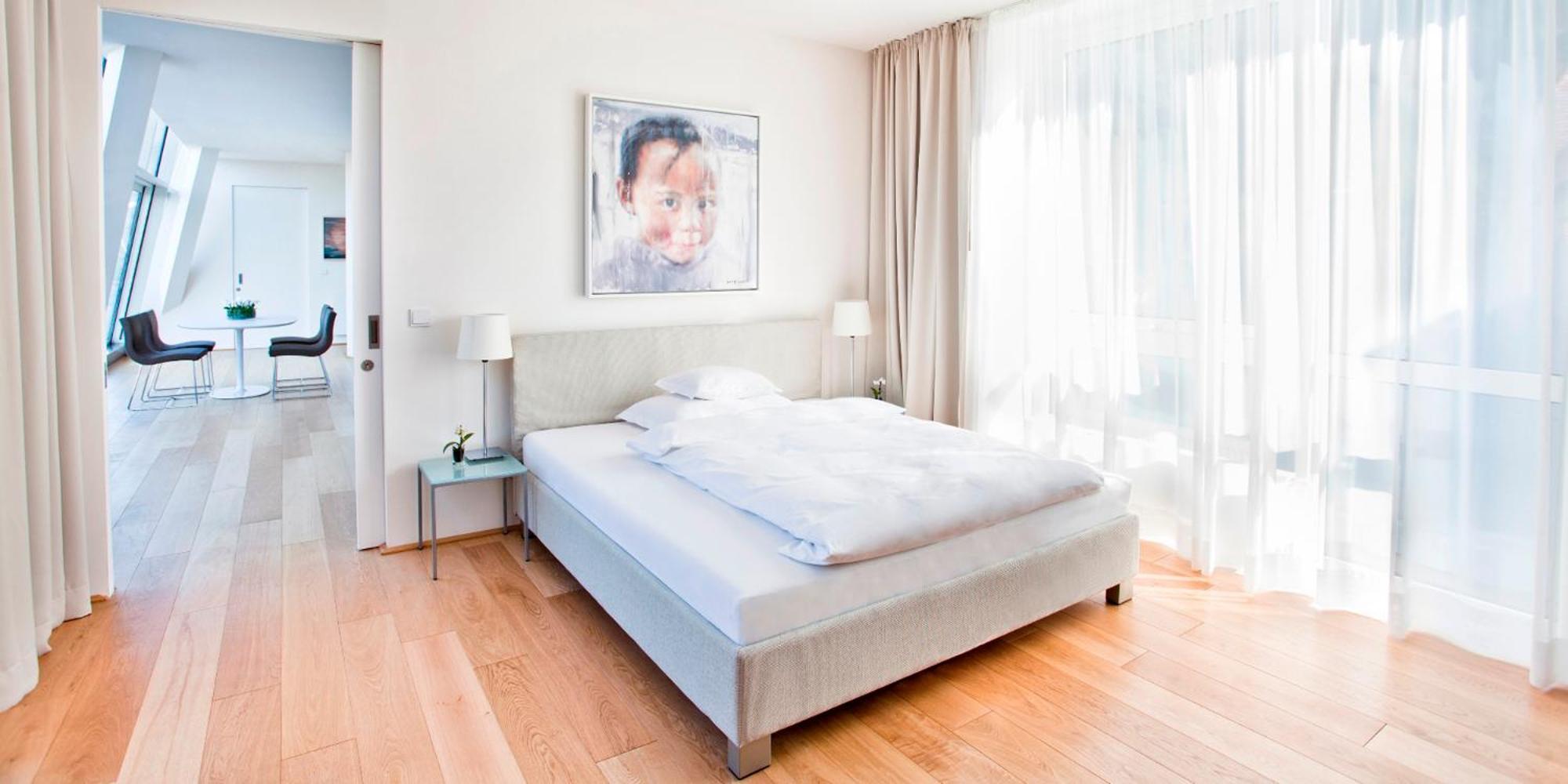 Schlossberghotel Γκρατς Εξωτερικό φωτογραφία A typical bedroom in a serviced apartment