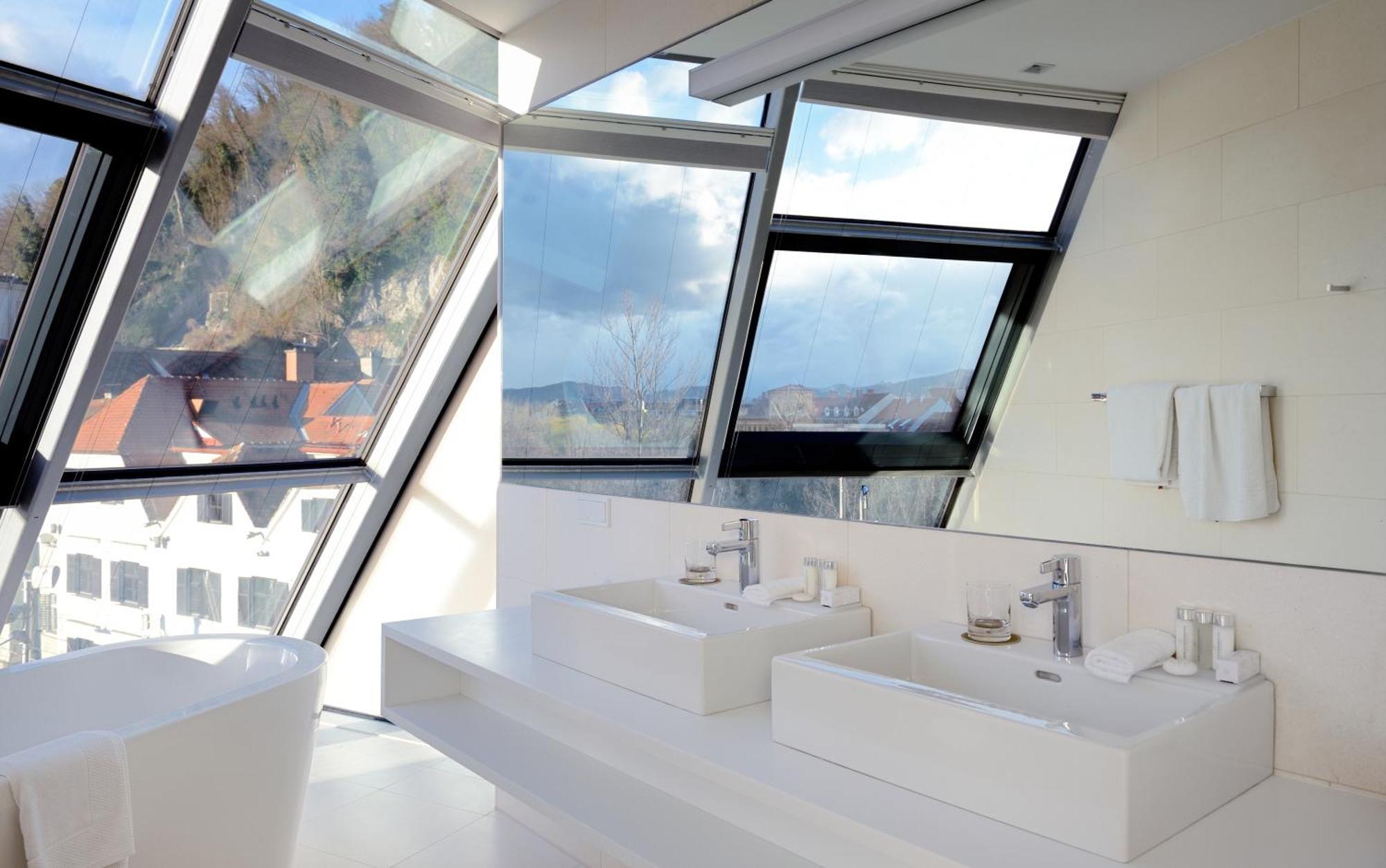 Schlossberghotel Γκρατς Εξωτερικό φωτογραφία Roof windows in a bathroom