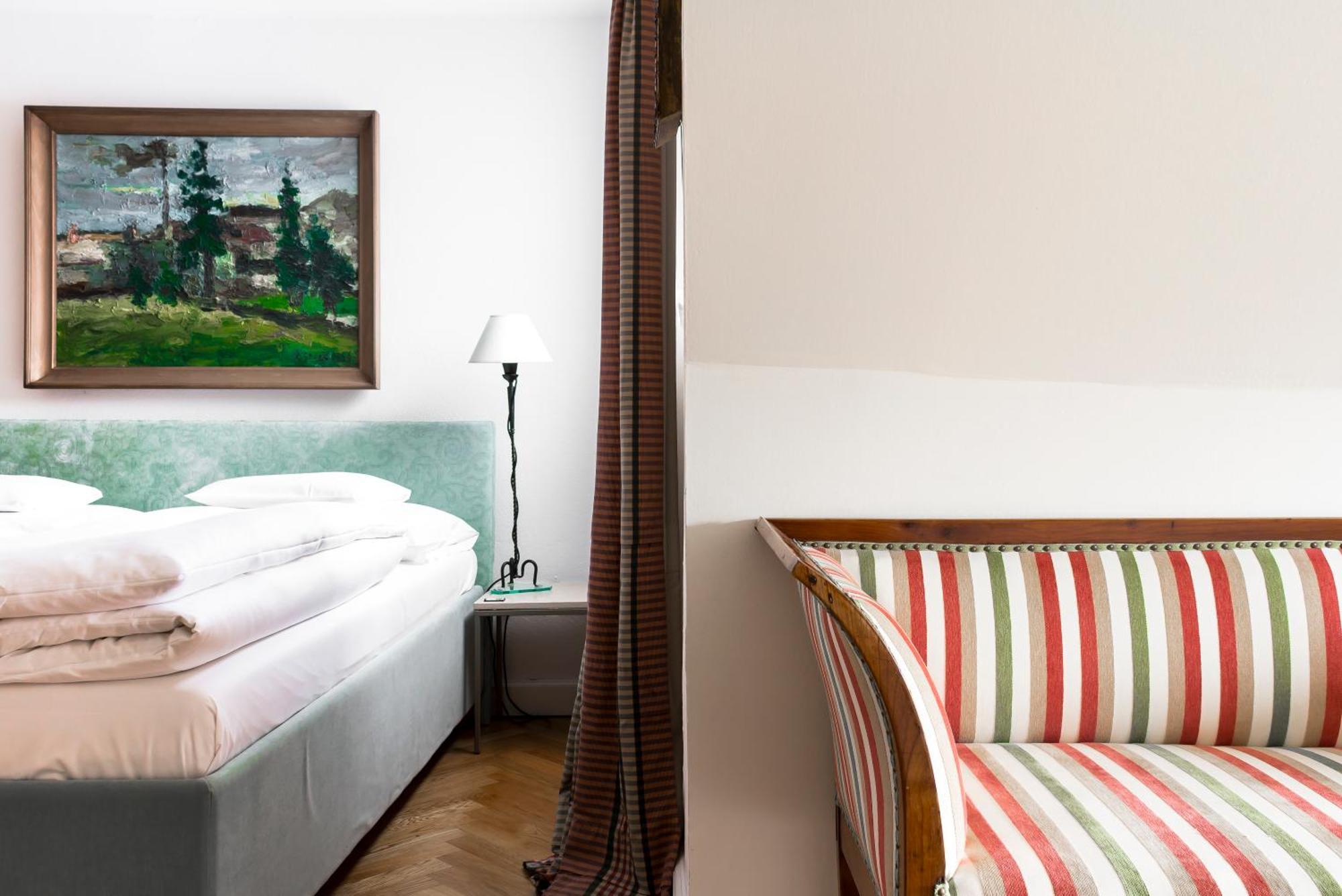 Schlossberghotel Γκρατς Εξωτερικό φωτογραφία A harp in a hotel room
